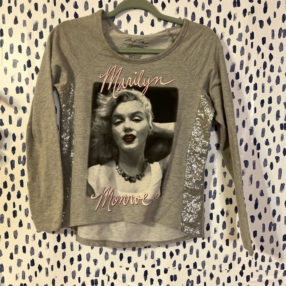 Marilyn Monroe Gray graphic top            W4